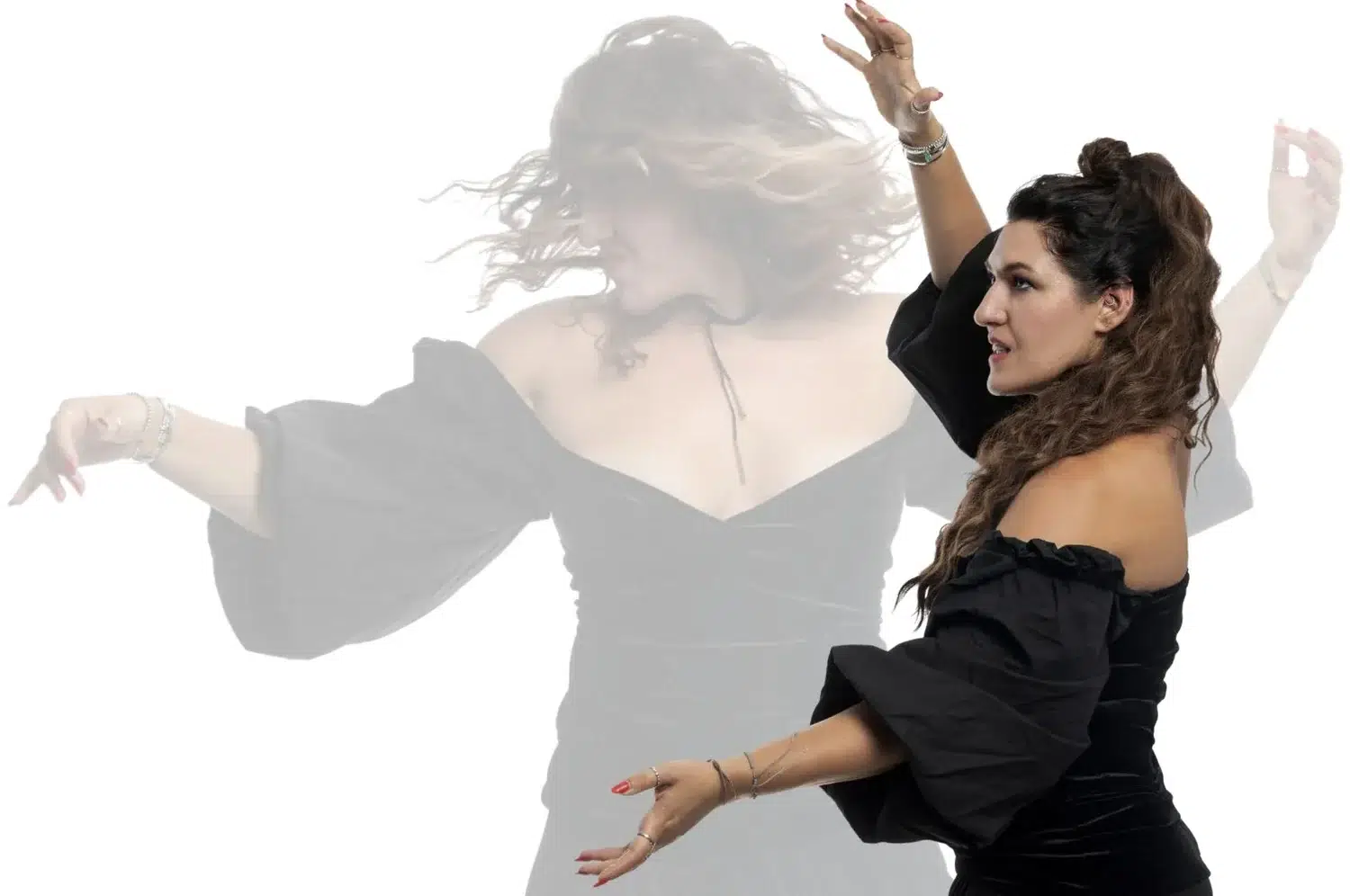 Diana Meral Yamak mozgás közben, mellette egy áttetsző, párhuzamos önmaga